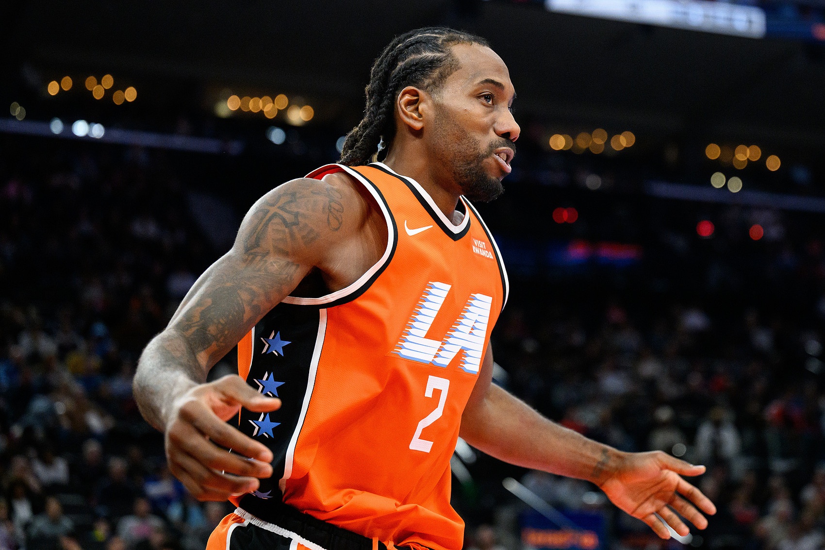 体育赛事直播-船记：莱昂纳德赛后在更衣室拒绝接受采访