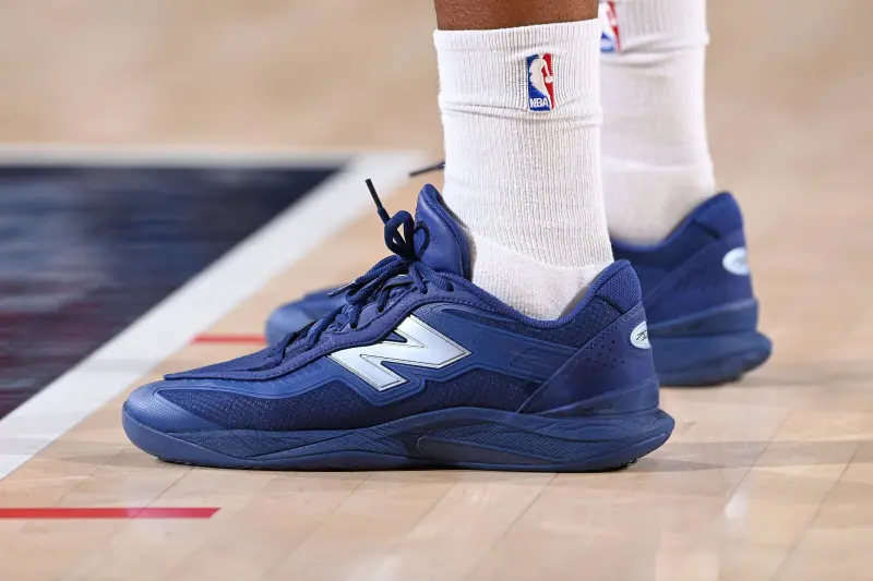 伦纳德穿着Kawhi5，得到20分8篮板3助攻1抢断