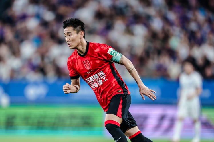 足球报列中超半程本土TOP10：韦世豪MVP，张玉宁、塞鸟在列